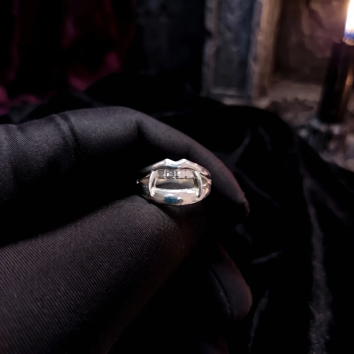 Серебряное кольцо «Вампир» 925 пробы